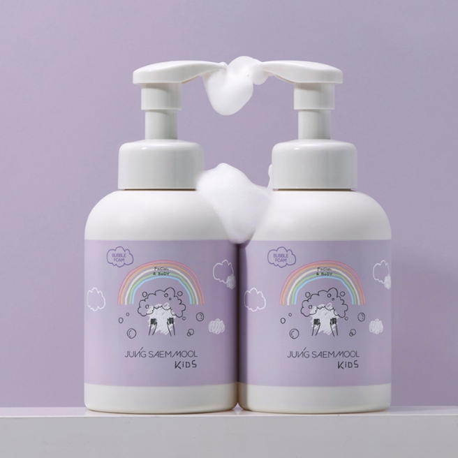 Two bottles of JUKG SAEM MOOL KIDS on a light purple background