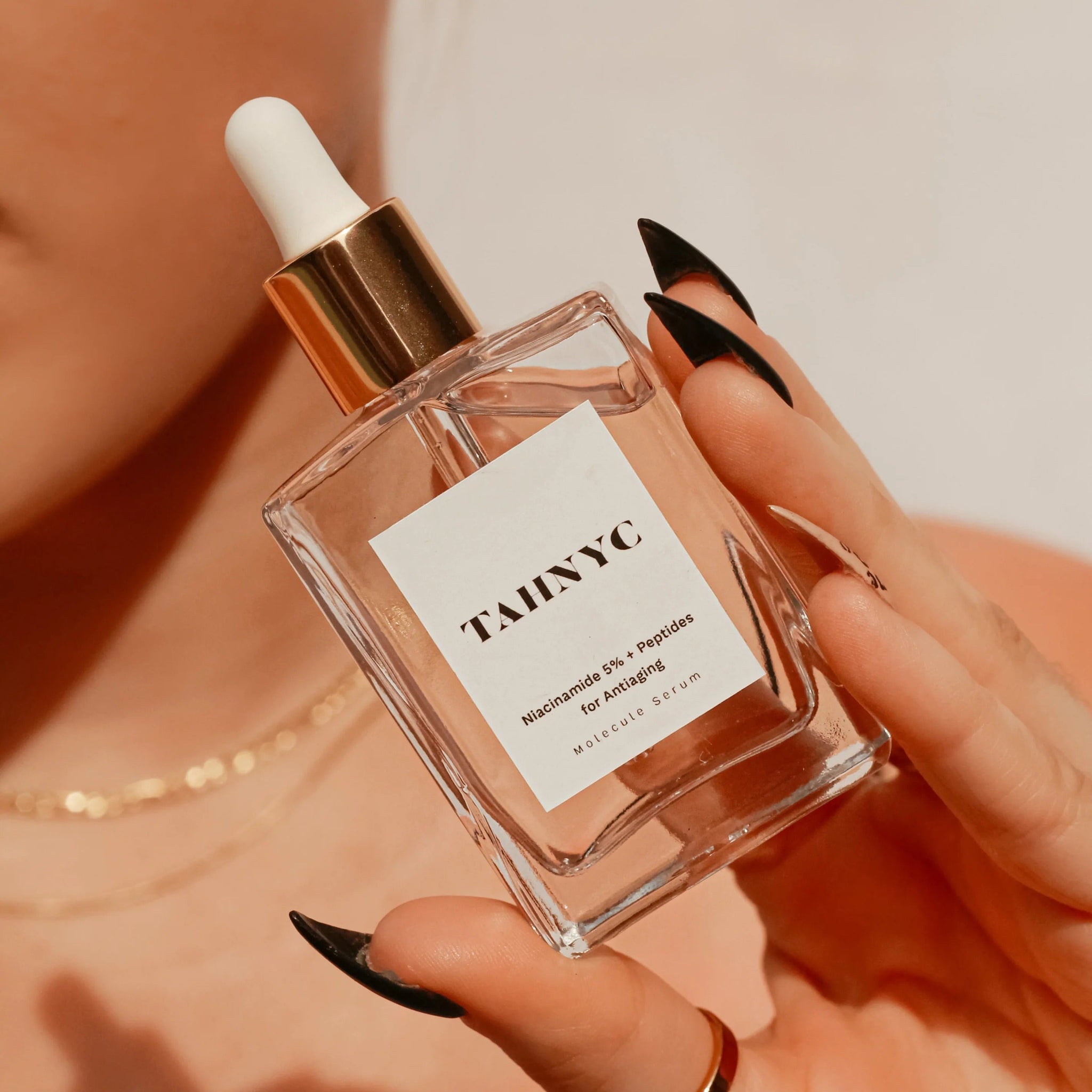 TAHNYC Niacinamide 5% + Peptides Anti-Aging Serum detail shot with sunlight reflection – The Pharmacy Lab