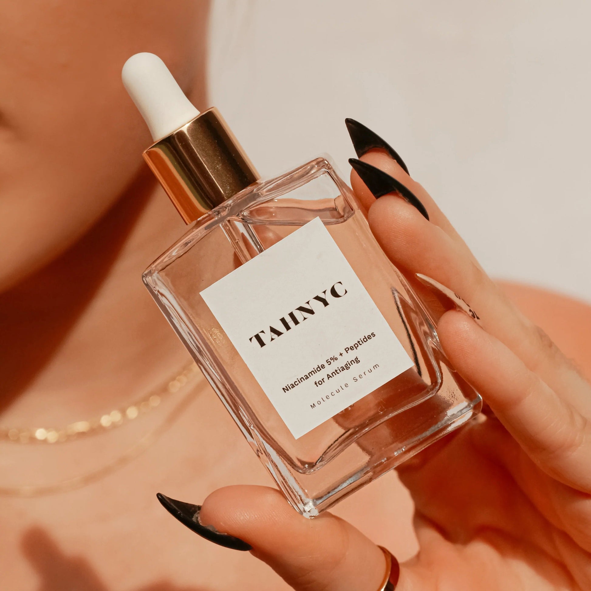 TAHNYC Niacinamide 5% + Peptides Anti-Aging Serum detail shot with sunlight reflection – The Pharmacy Lab