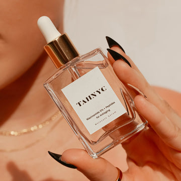 TAHNYC Niacinamide 5% + Peptides Anti-Aging Serum detail shot with sunlight reflection – The Pharmacy Lab